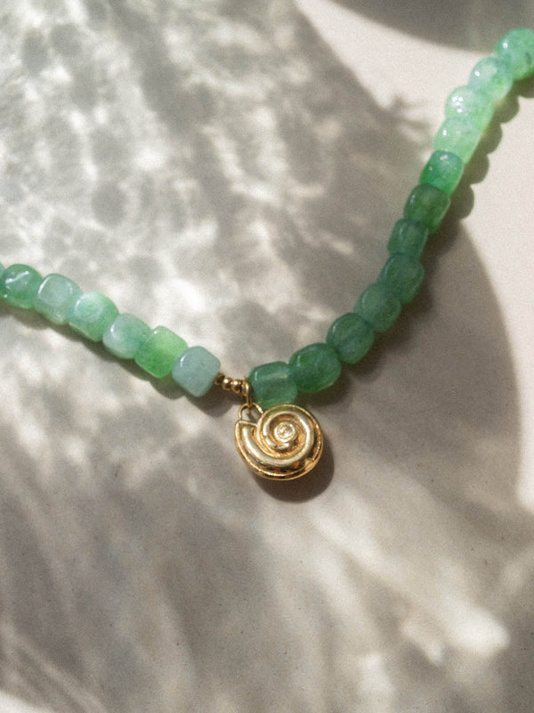 Collana di giada con conchiglia Sundial