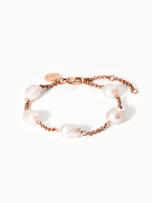 PURELEI Malahi Armband mit roségoldener Kette und natürlichen Süßwasserperlen, elegant und feminin inszeniert.