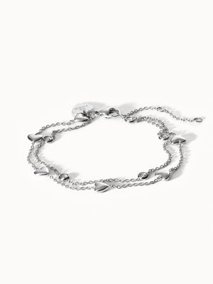 Silbernes Armband mit Herzanhängern von PURELEI, elegant und verspielt.