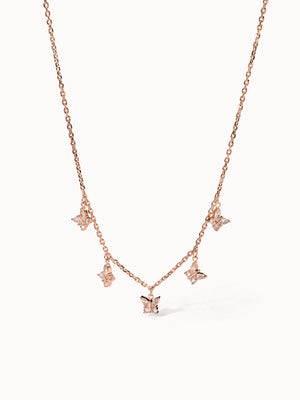 Roségoldene Kette mit Schmetterlingen, funkelnd und elegant, von PURELEI.