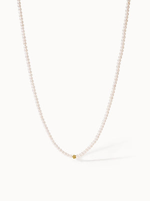 Perlenkette mit goldenem Detail, elegant und feminin, von PURELEI.