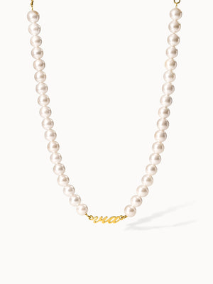 Perlenkette mit goldenem Schriftzug 'Aloha' von PURELEI, elegant und feminin.