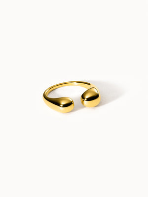 Goldener Ring mit geschwungenem Design von PURELEI, elegant und modern.