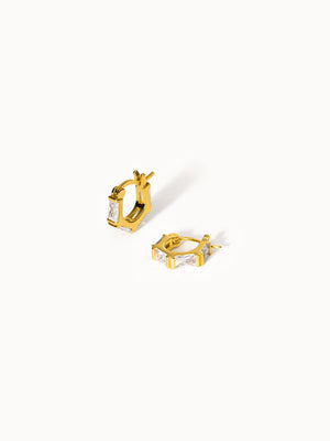 Goldene Creolen mit klaren Steinen von PURELEI, elegant und modern.