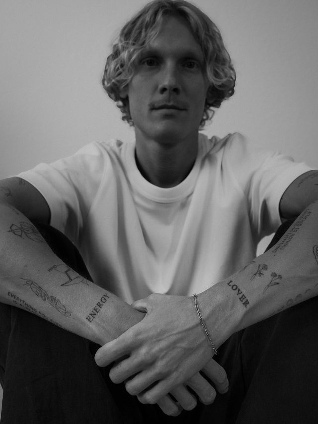 Link Chain Armband von PURELEI aus 18K vergoldetem Edelstahl, maskulin und klar am Handgelenk getragen, zeitlos elegant.