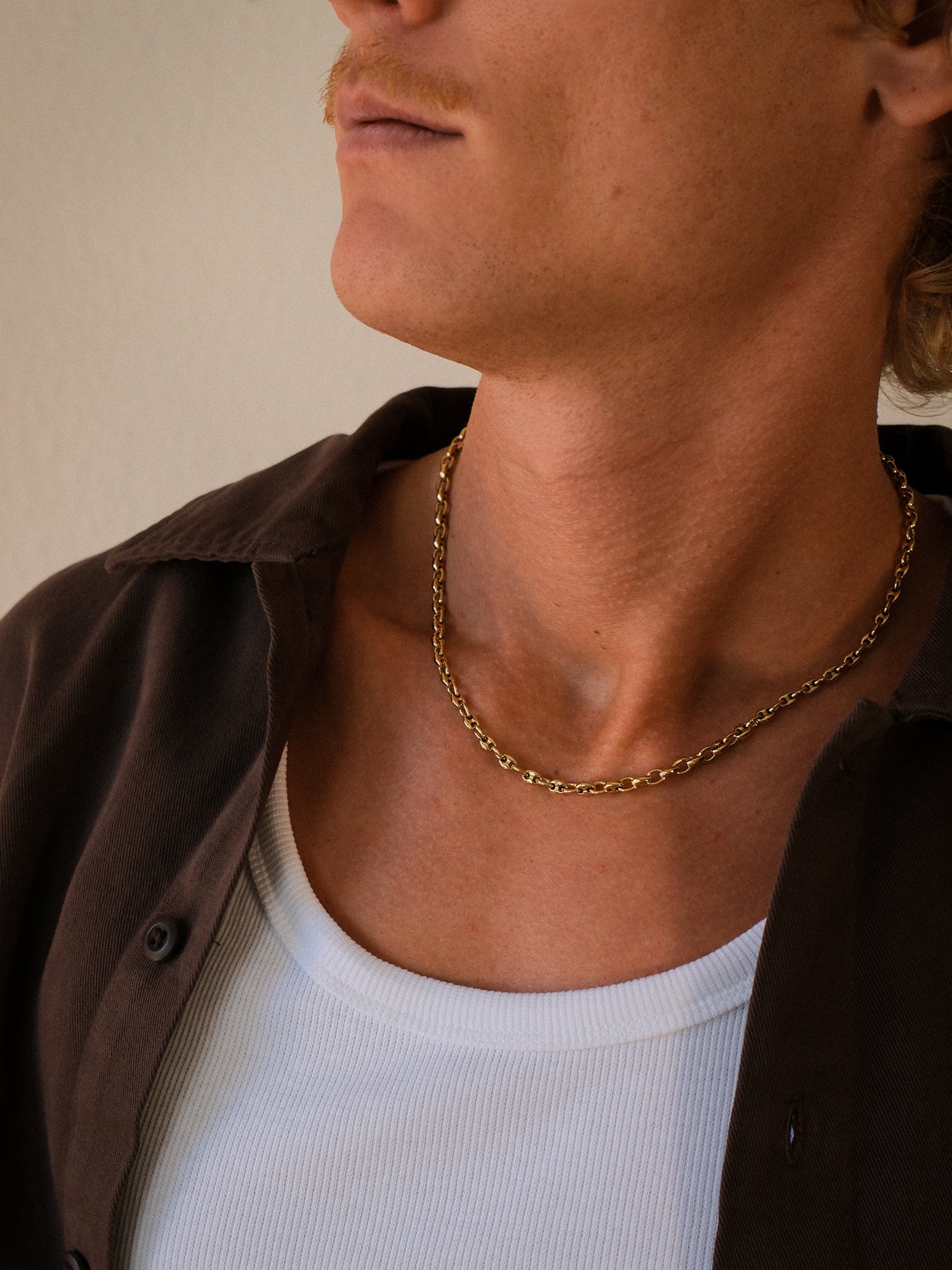 PURELEI Atlas Kette in 18K Gold mit markantem Schiffsanker-Design, elegant getragen zu casual Outfit, warm und stilvoll.
