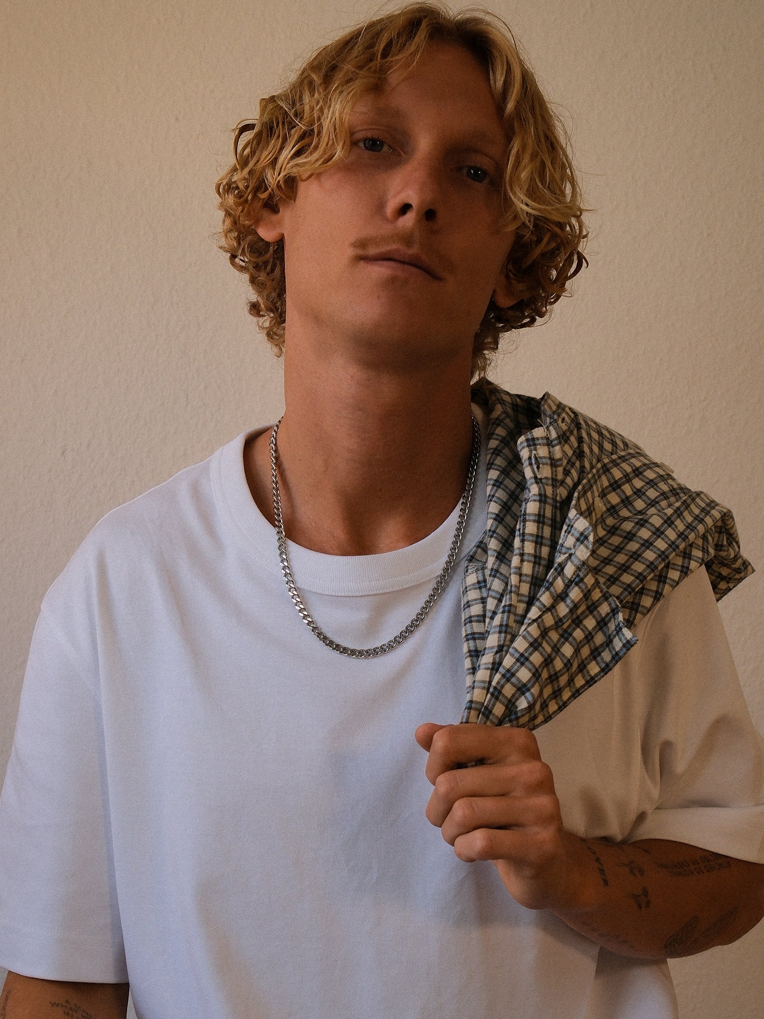 Curb Link Kette aus nickelfreiem Edelstahl in Silber, maskulin und clean getragen mit lässigem Shirt PURELEI.