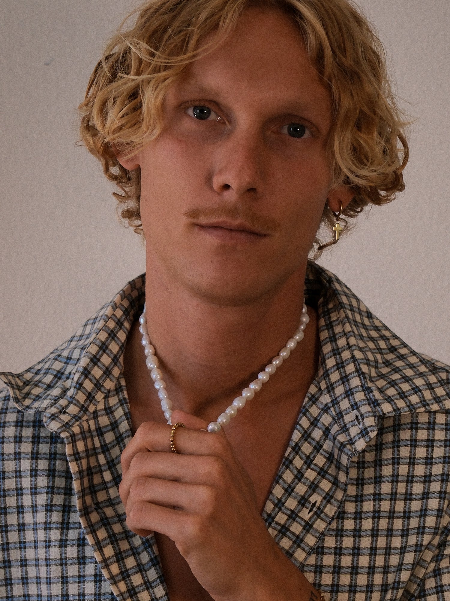 PURELEI Ivory Pearl Kette mit goldvergoldeten Keshiperlen, natürlich elegant getragen vor neutralem Hintergrund