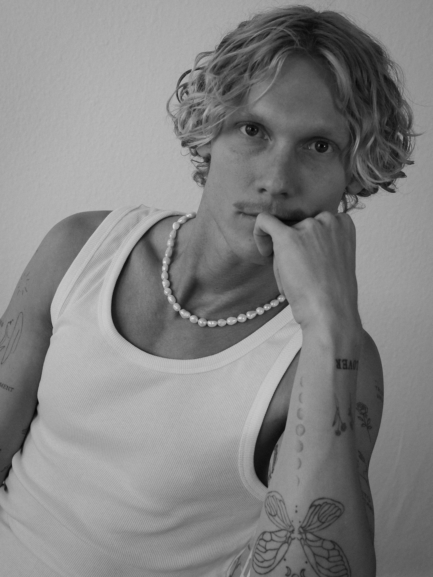 PURELEI Ivory Pearl Kette mit unregelmäßigen Keshiperlen, goldvergoldet, lässig am Model für sommerliche Eleganz