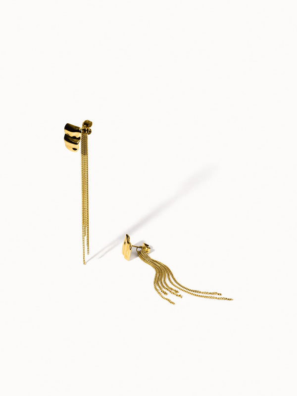 PURELEI Allure Ohrringe aus goldfarbenem Edelstahl mit filigranen Kettensträngen, elegant und leicht beweglich.