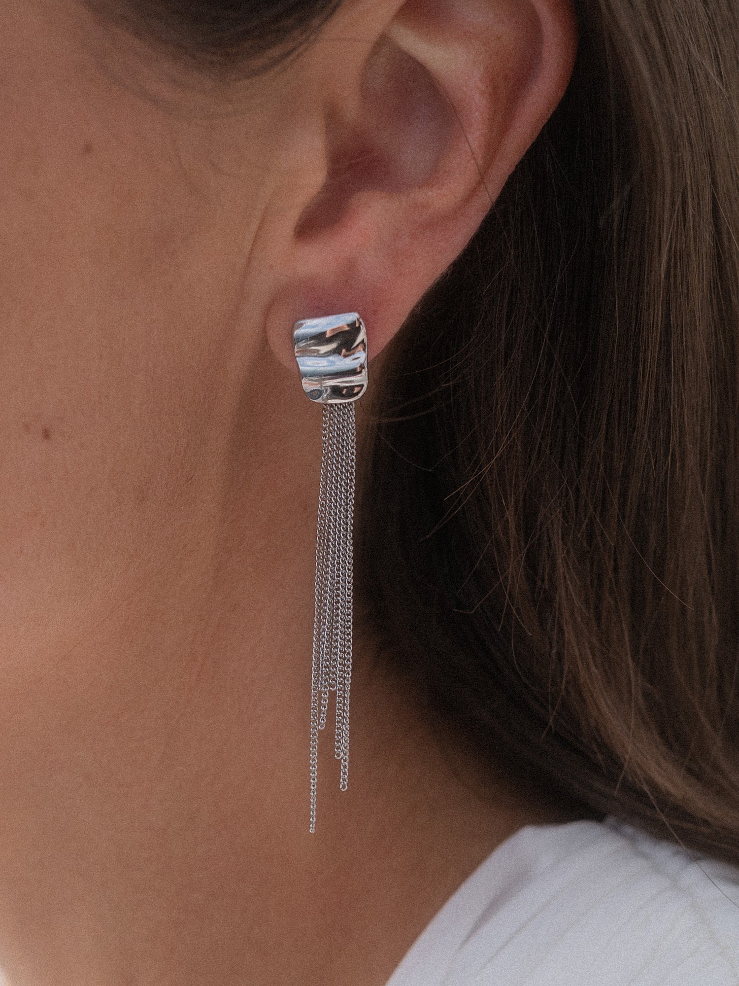 PURELEI Allure Ohrringe in Silber mit organischem Stecker und filigranen Kettensträngen, elegant am Ohr getragen.