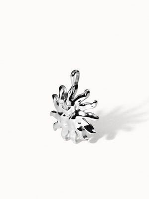Iconic Sun Charm aus nickelfreiem Silber mit strukturierter Sonnenform, klar und elegant präsentiert von PURELEI.