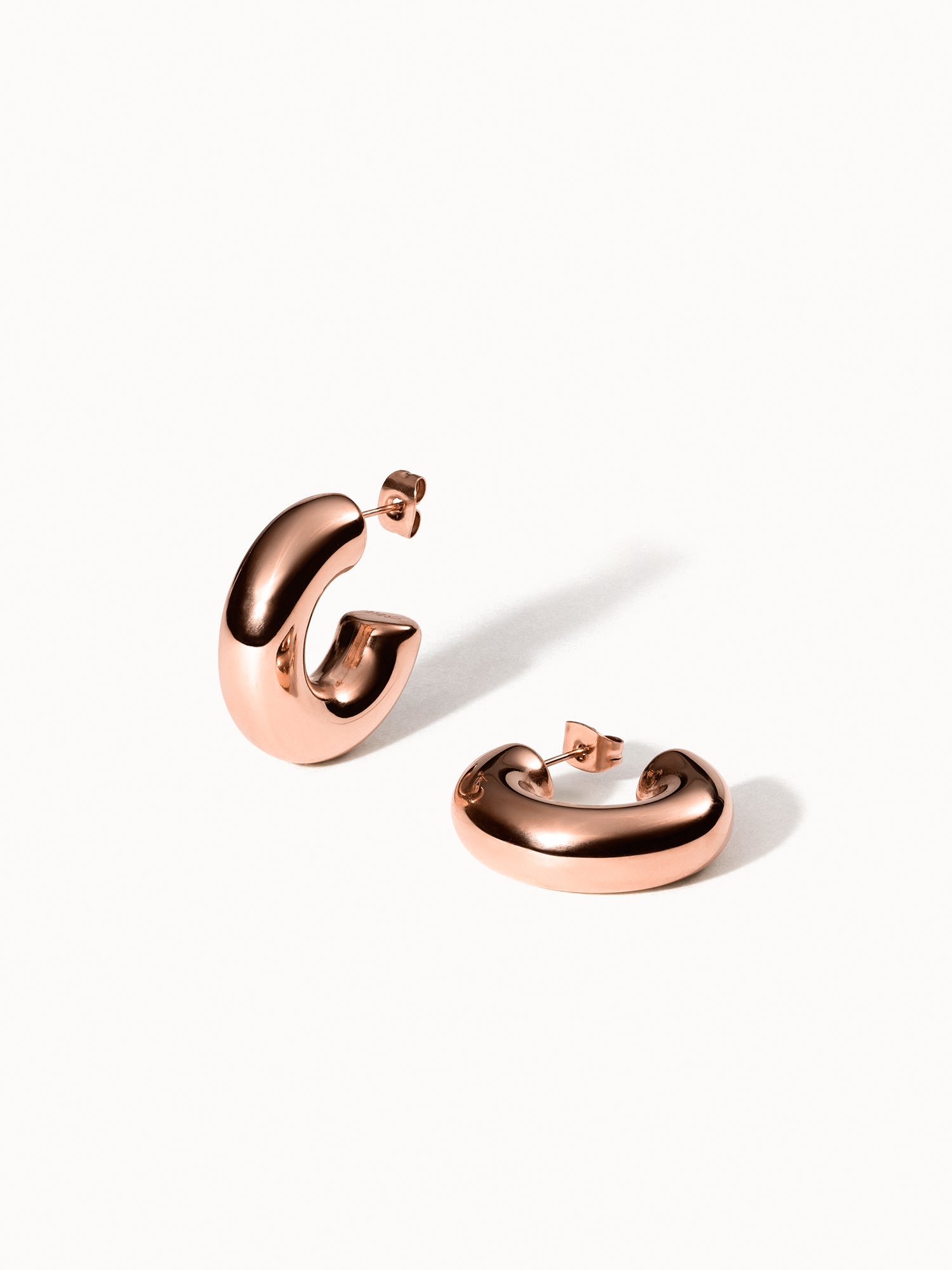 Roségoldene PURELEI Small Stellar Glow Ohrringe mit sanftem Glanz auf minimalistischem weißem Hintergrund.