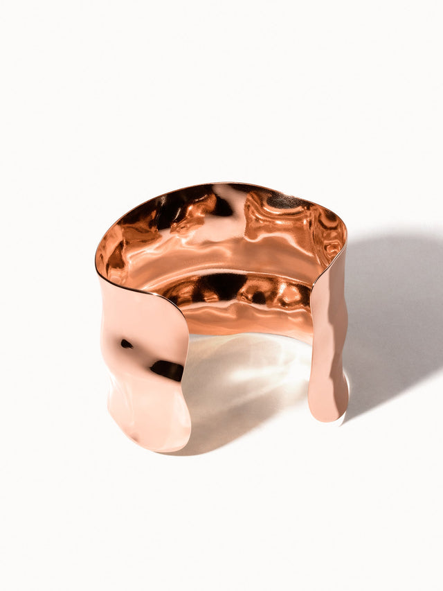 Roségoldenes, gewelltes Armband von PURELEI mit elegantem, fließendem Design.