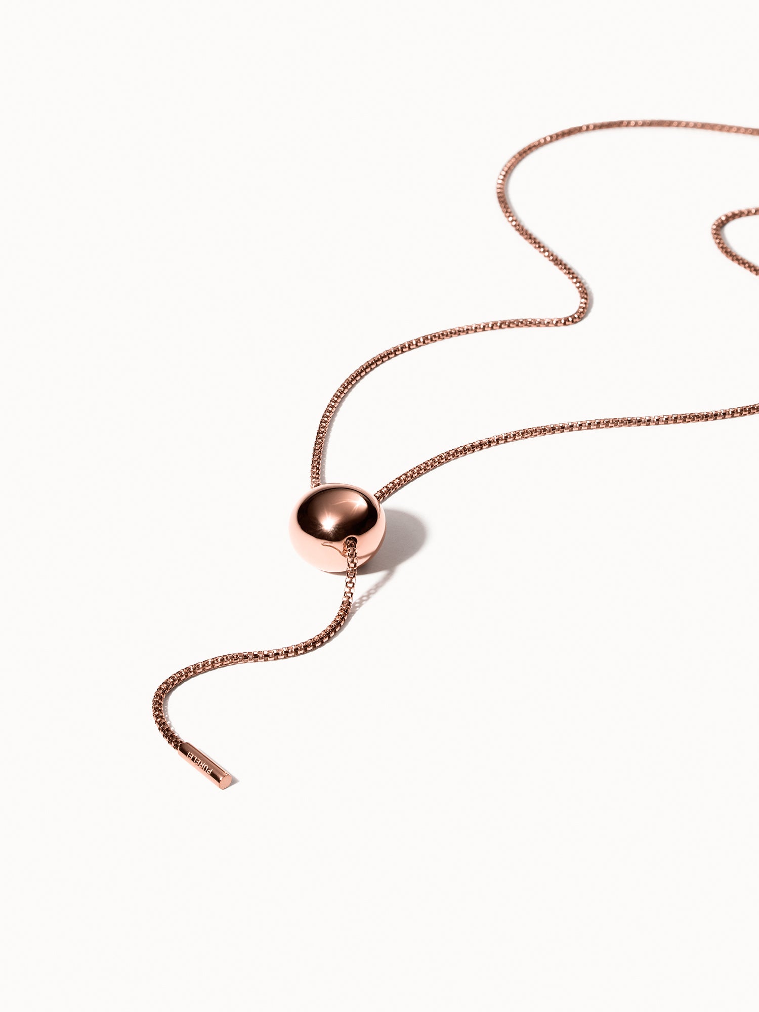 Roségoldene PURELEI Kette mit glänzendem Ball-Anhänger, elegant und modern.