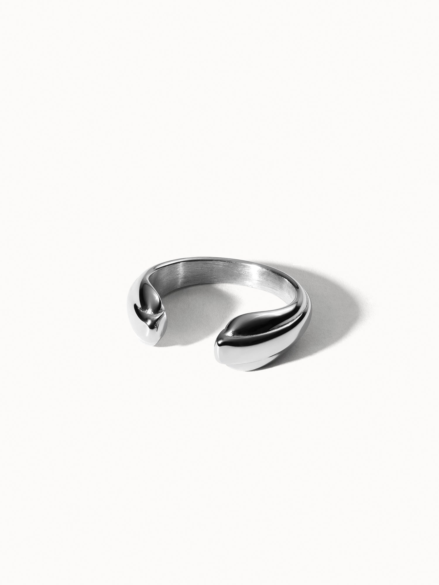 Silberner Ring mit geschwungenem Design von PURELEI, elegant und modern.