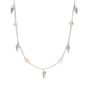 PURELEI Akala Kette aus silbernem Edelstahl mit Muschel-Anhängern und feinen Süßwasserperlen, elegant und feminin.