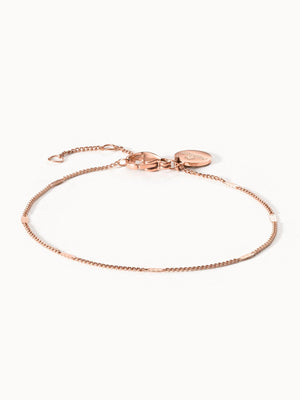 Surprise Box Medium Armband von PURELEI aus 18K rosévergoldetem Edelstahl, elegant und leicht am weißen Hintergrund.