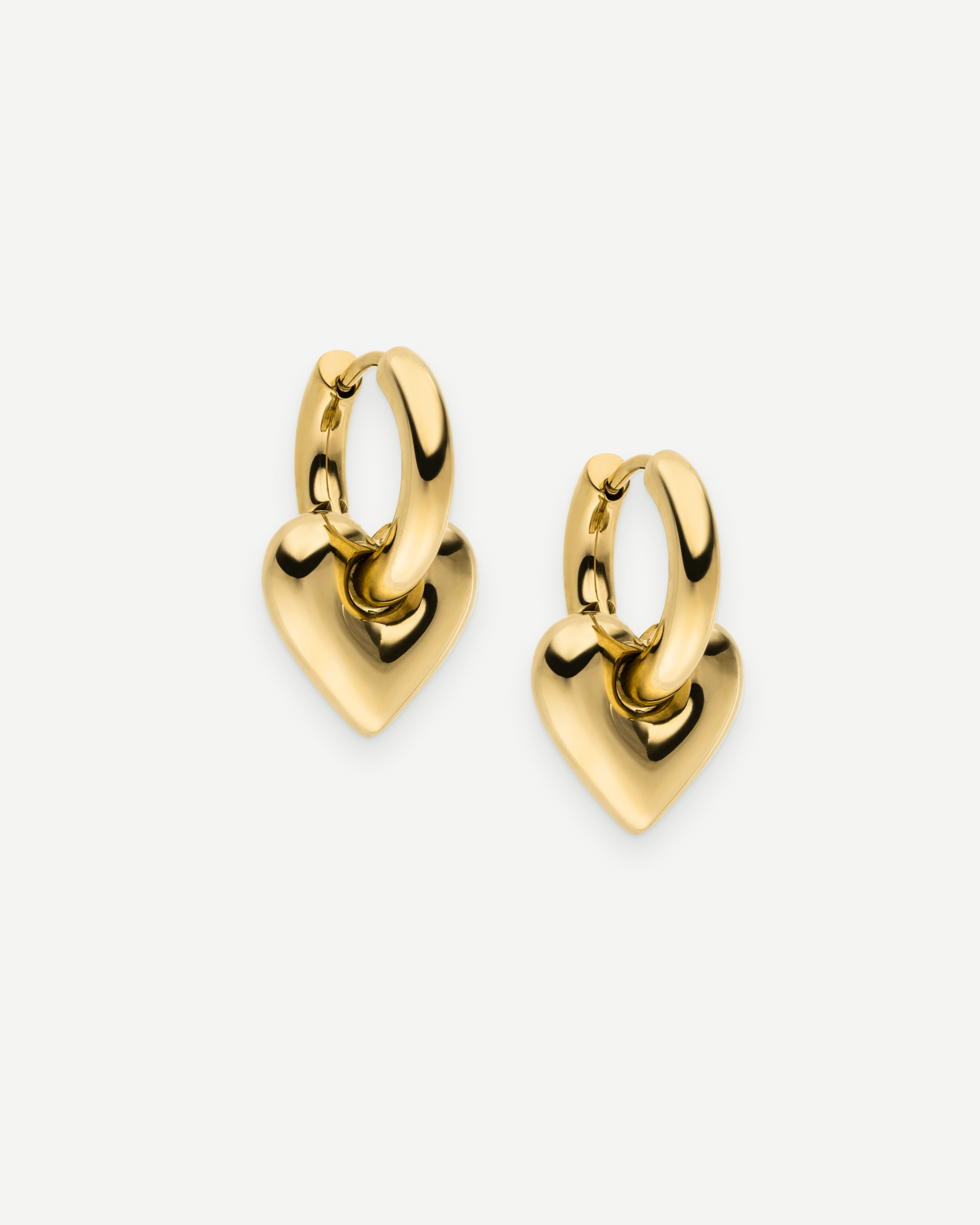 Goldene Herz-Ohrringe von PURELEI, elegant und feminin, perfekt für jeden Anlass.
