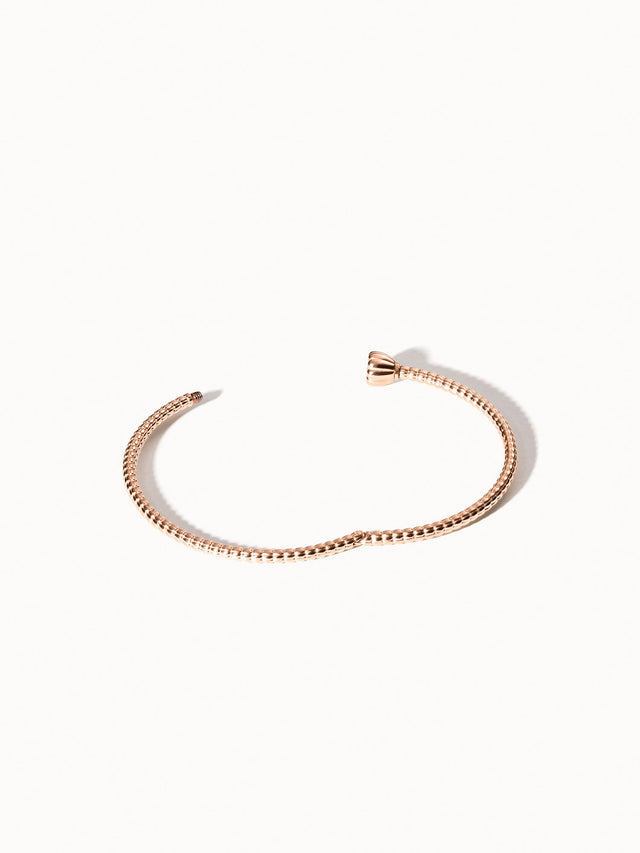 PURELEI Lei Charm Armreif in Roségold mit Pikake-Blüten-Design, elegant und feminin, auf hellem Hintergrund