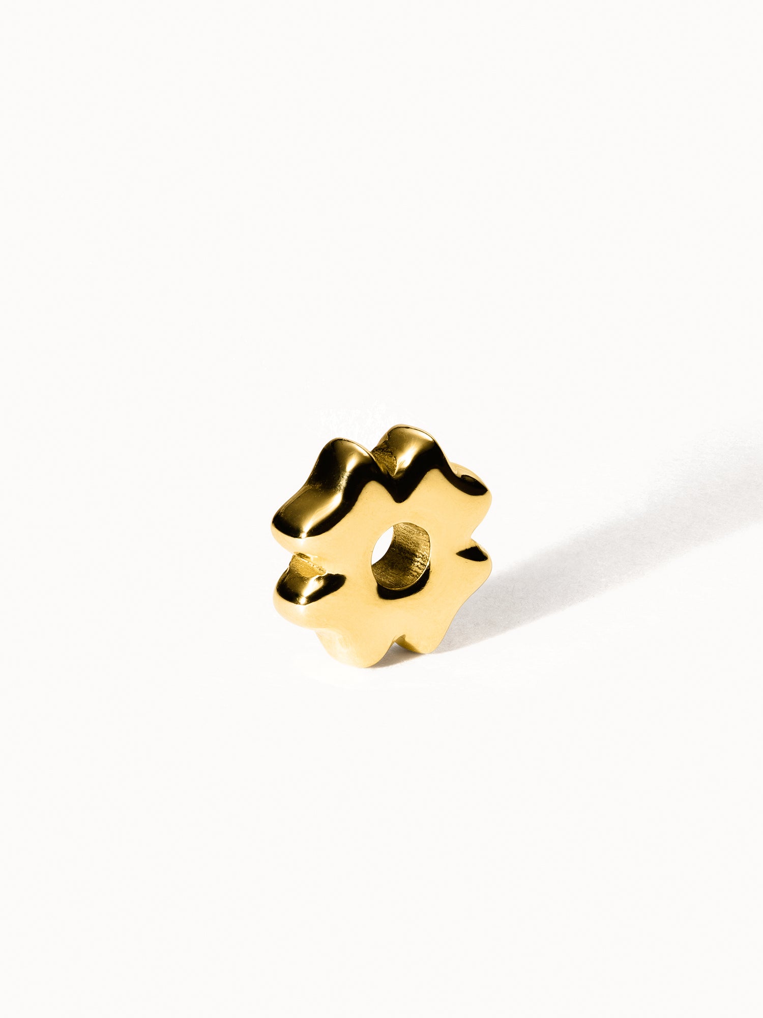 Lei Kleeblatt Bubble Charm von PURELEI, goldglänzender vierblättriger Anhänger mit weichem Bubble-Design, elegant und feminin.