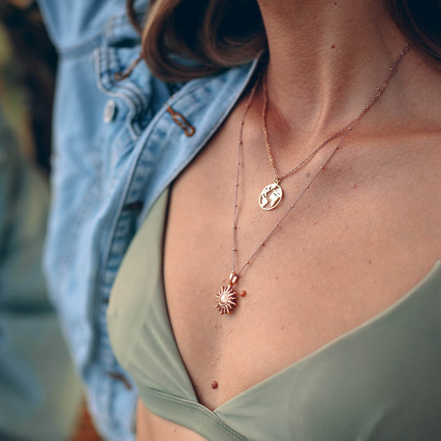 Collana con mappa del mondo