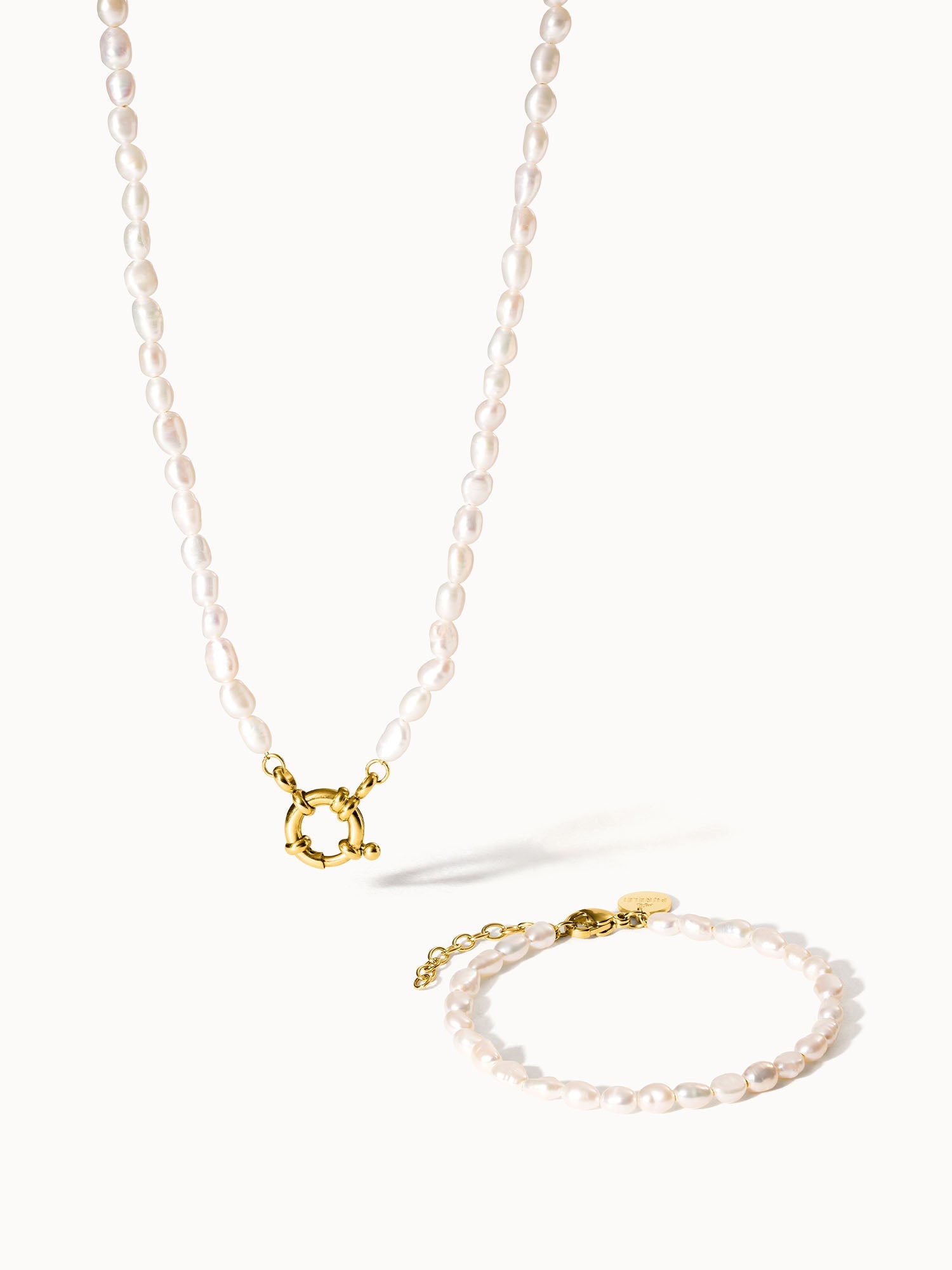 Perlenkette und Armband in zartem Rosa mit goldenen Akzenten von PURELEI.