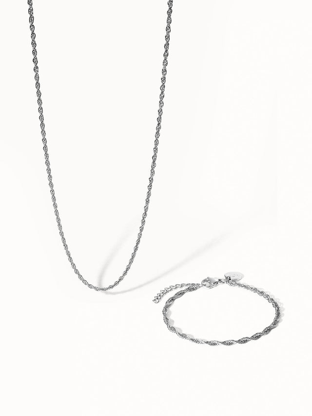 Silberne Kette und Armband mit gewundenem Design von PURELEI, elegant und zeitlos.