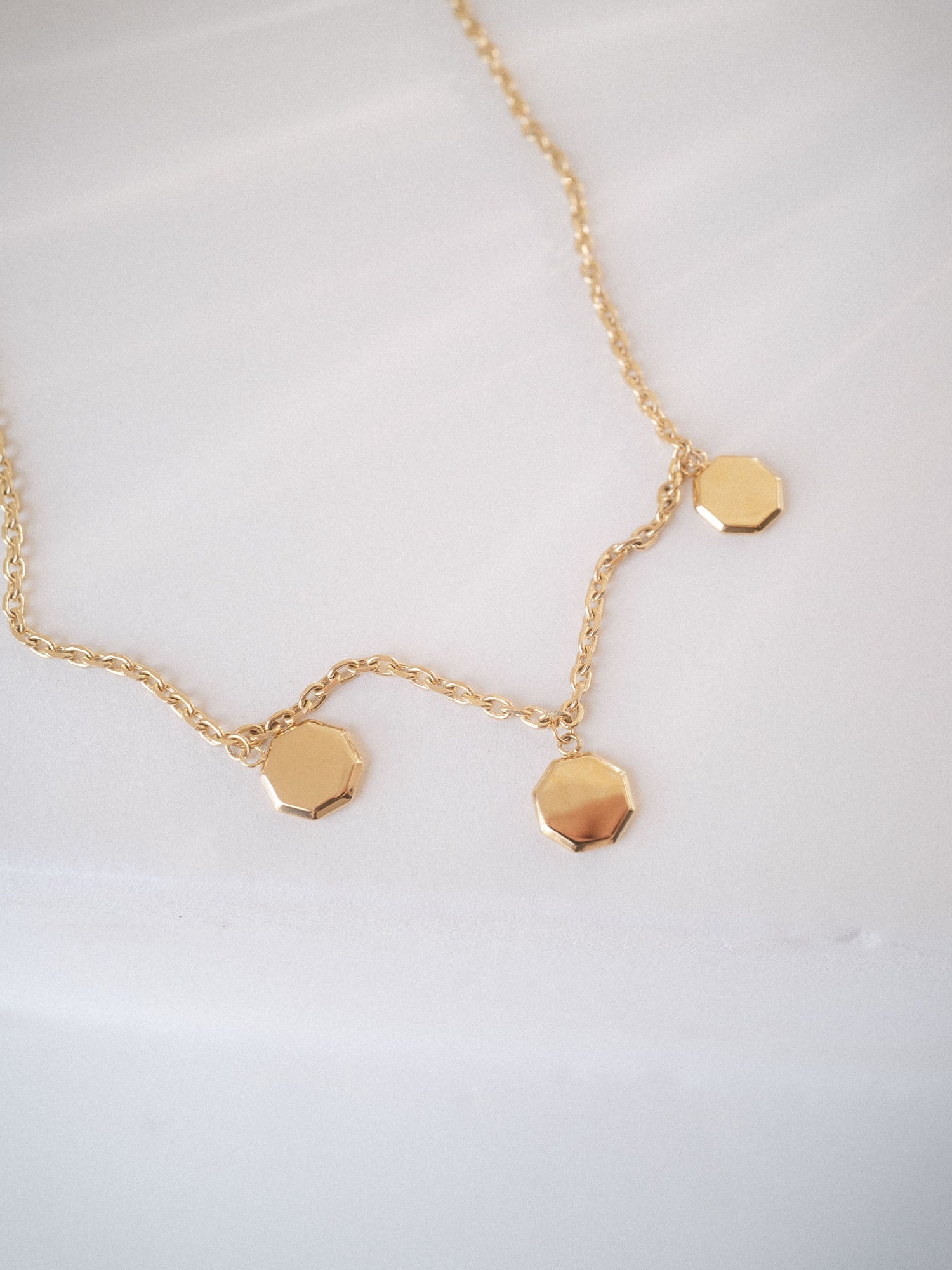 PURELEI Eternal Kette mit drei gravierbaren, achteckigen Goldanhängern – elegant, zeitlos und feminin.