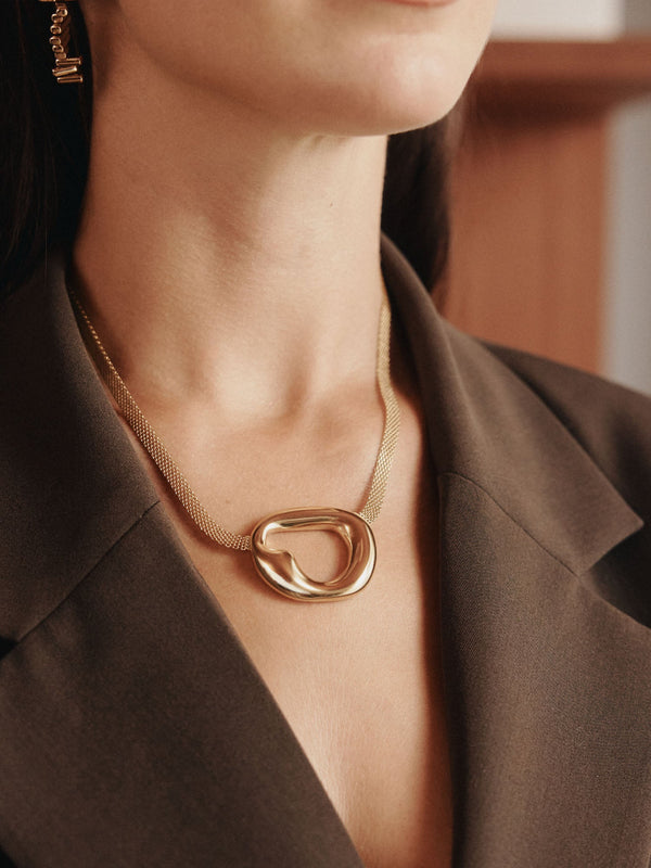 Roségoldene Kette mit organischem Anhänger, elegant und feminin, von PURELEI.