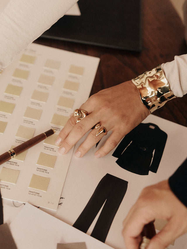 Silberne Ringe und ein glänzendes Armband von PURELEI auf einem Moodboard.