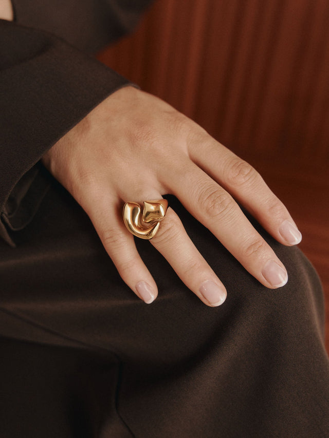 Roségoldener Ring mit floralen Design, elegant am Handgelenk, inspiriert von PURELEI.