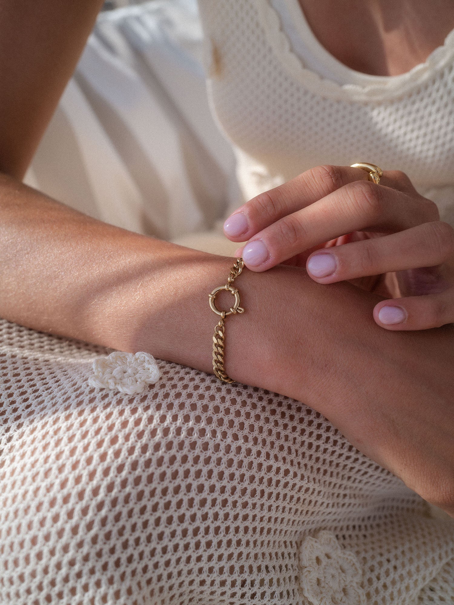 PURELEI Bold Charm Armband in 14K Gold mit grosser Panzerkette, getragen, elegant und feminin im warmen Licht