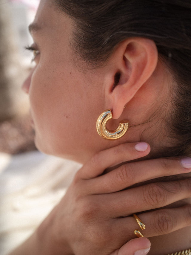 PURELEI Small Stellar Glow Ohrringe in Gold aus Edelstahl, elegant und leicht am Ohr getragen, island-inspiriert.