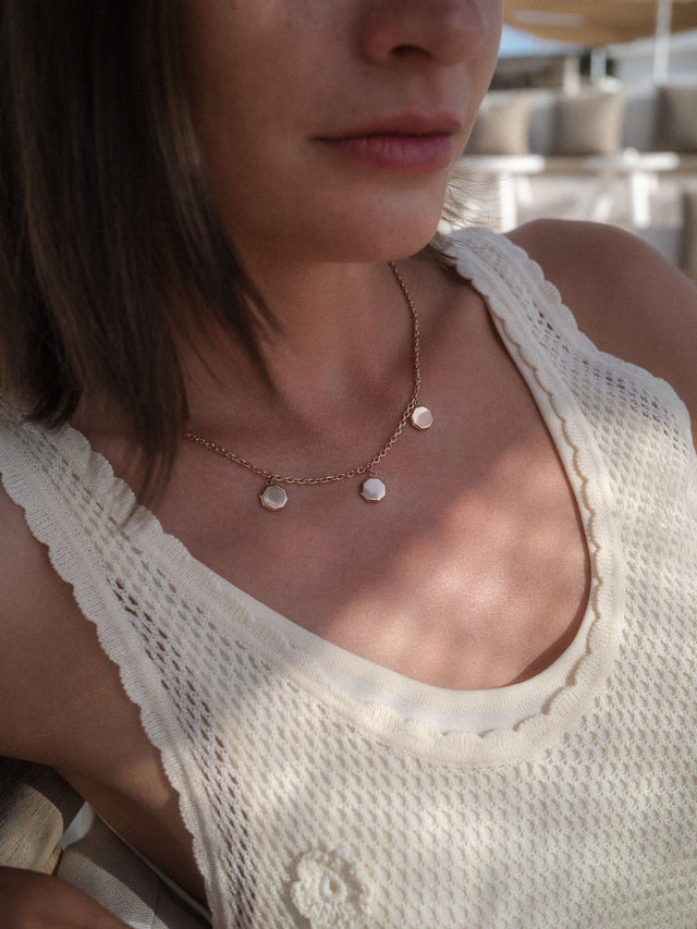 PURELEI Eternal Kette in Roségold mit drei achteckigen Anhängern, elegant und feminin getragen am Dekolleté.