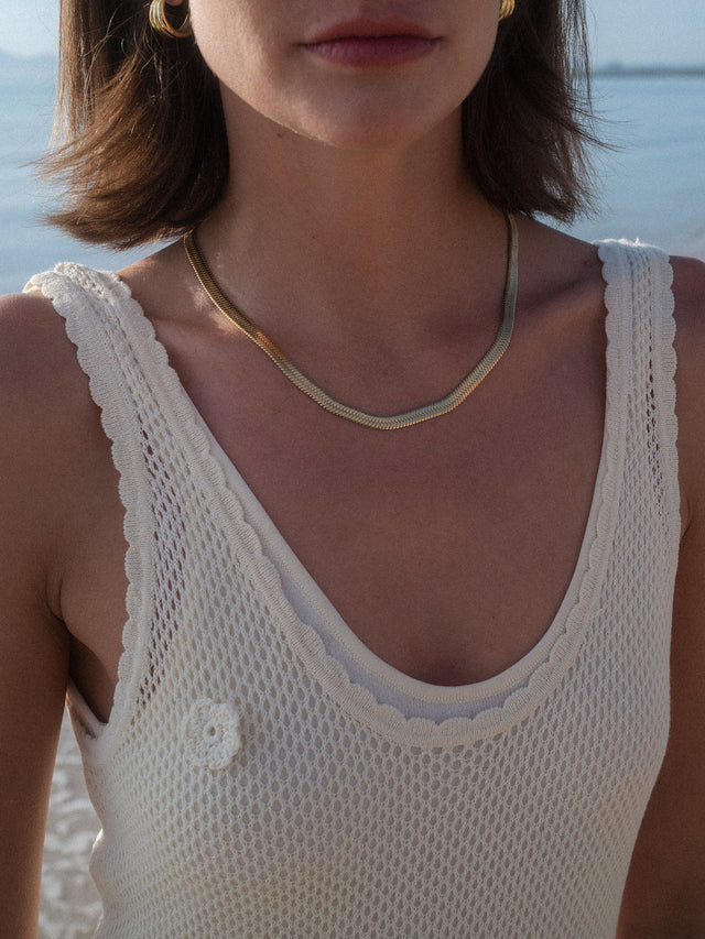 PURELEI I`Lalo Kette in goldener Edelstahl-Optik, breit geschliffen, am Dekolleté getragen, elegant und zeitlos.