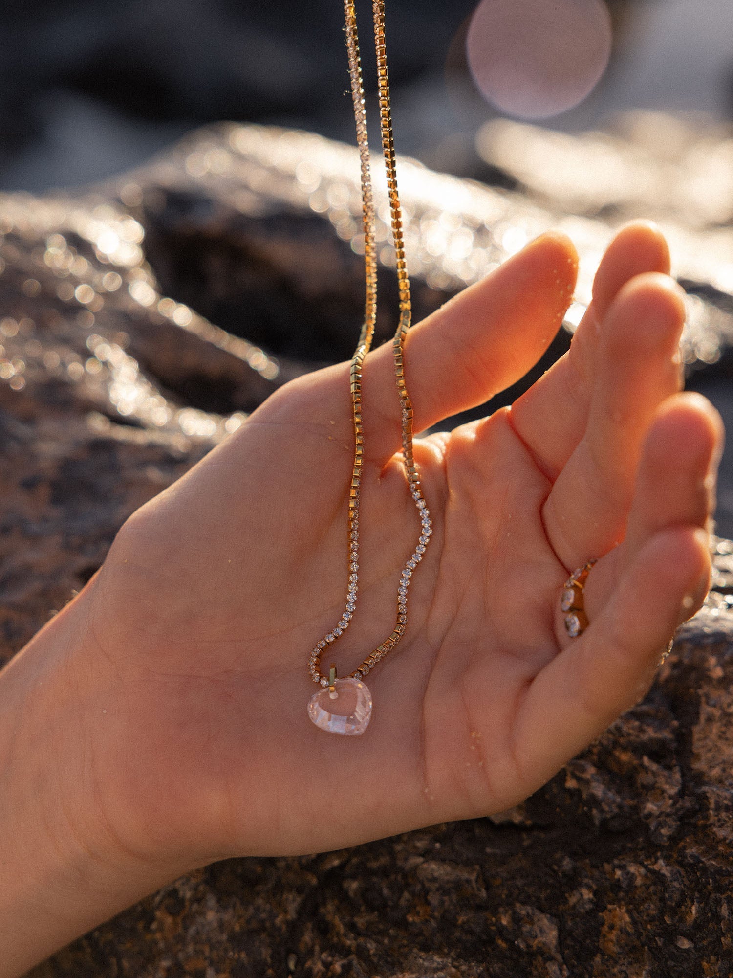 Collana traslucida