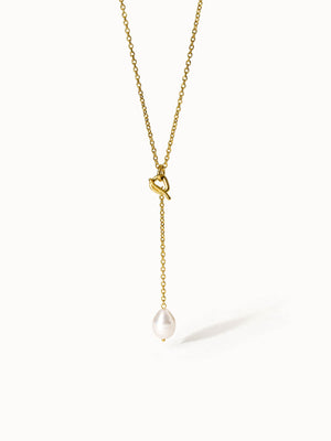 Aloha Perlenkette von PURELEI, goldene Y-Kette mit abnehmbarem Seashell-Perlenanhänger, elegant und feminin.