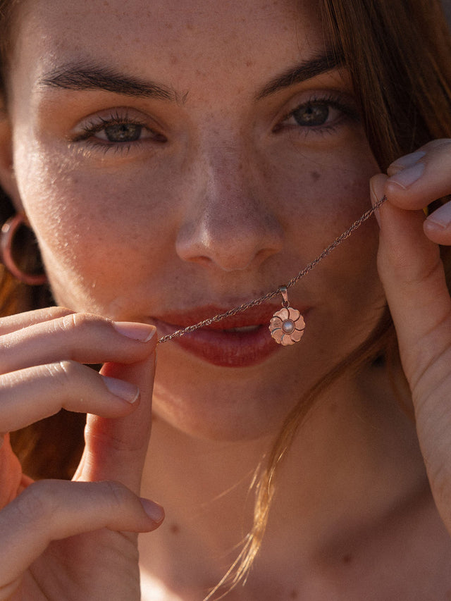 Collana con fiori di compleanno