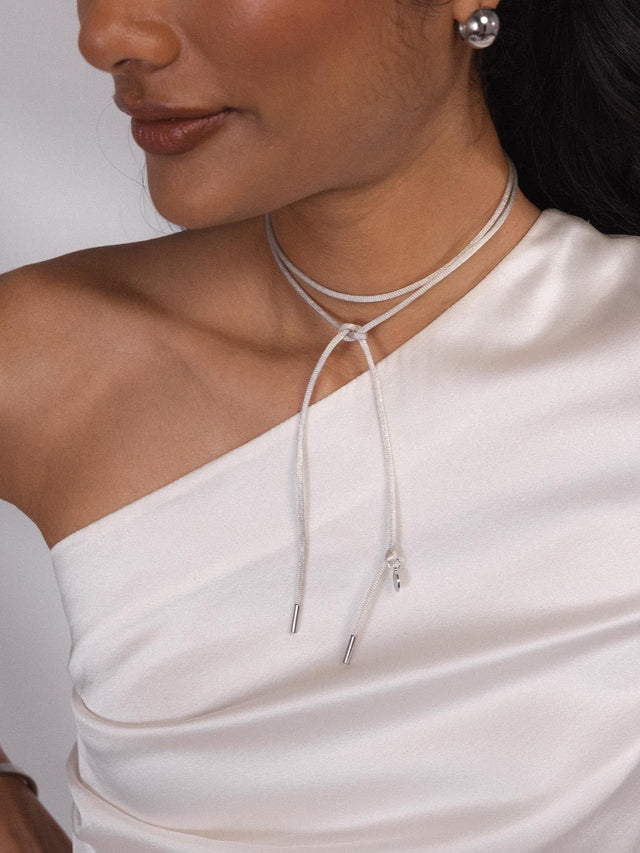 Collana in raso grigio