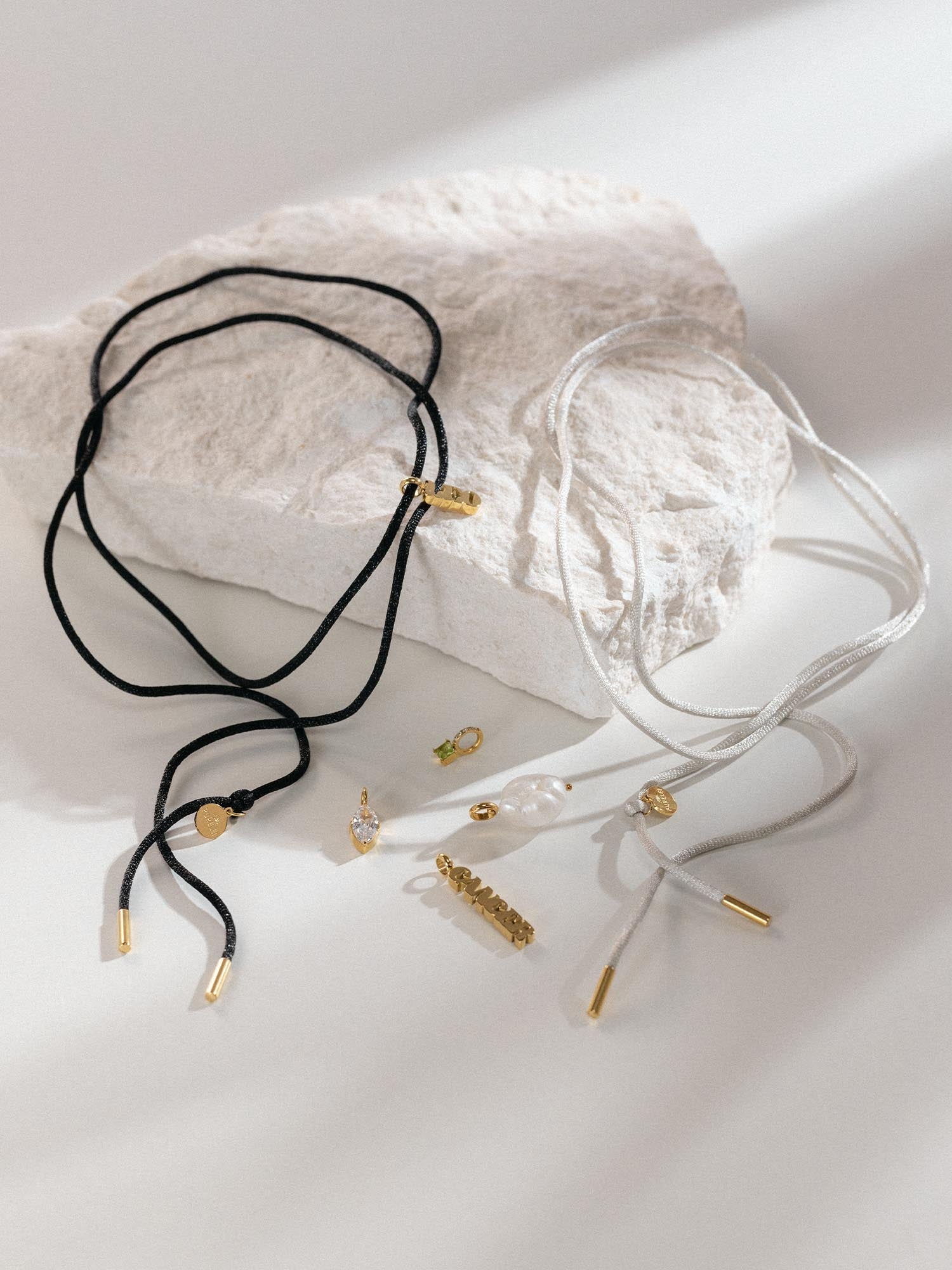 Collana in raso grigio