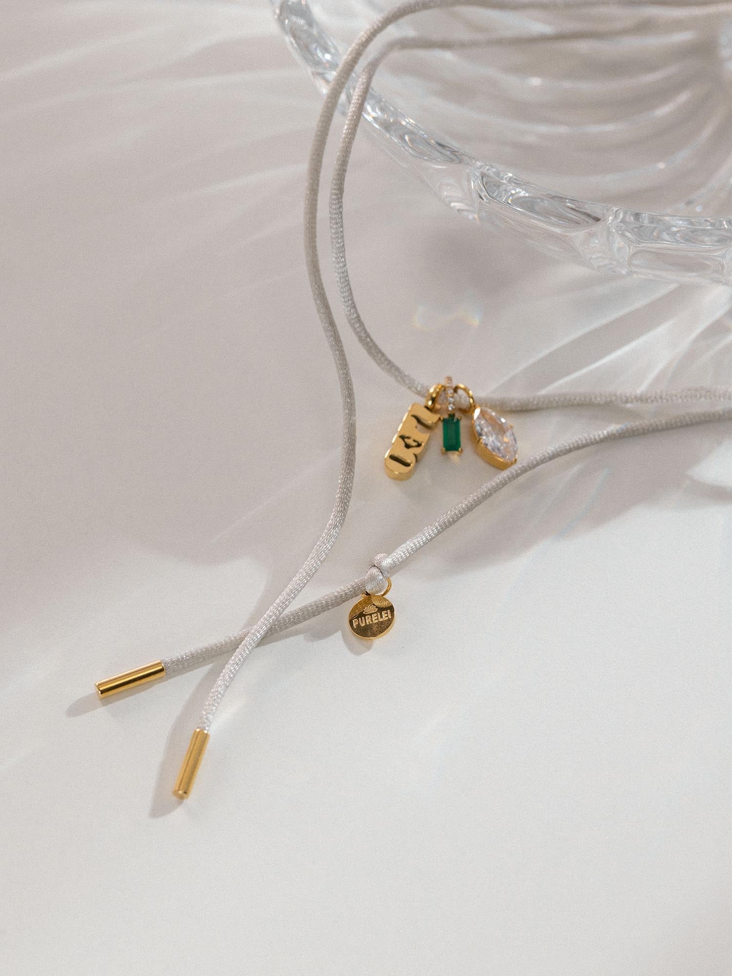 Collana in raso grigio
