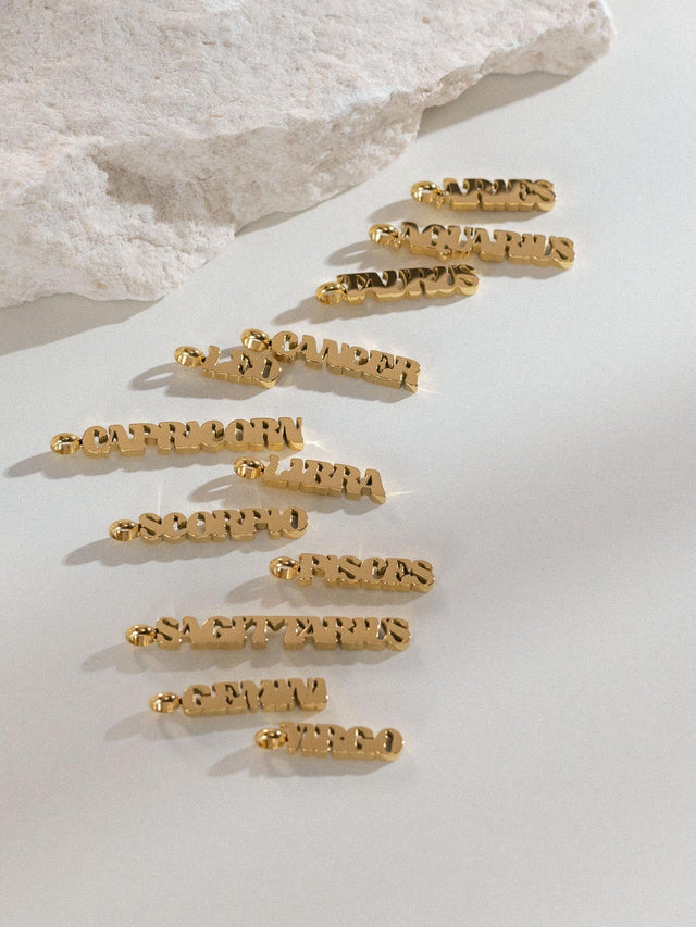 Charm a forma di lettera Virgo