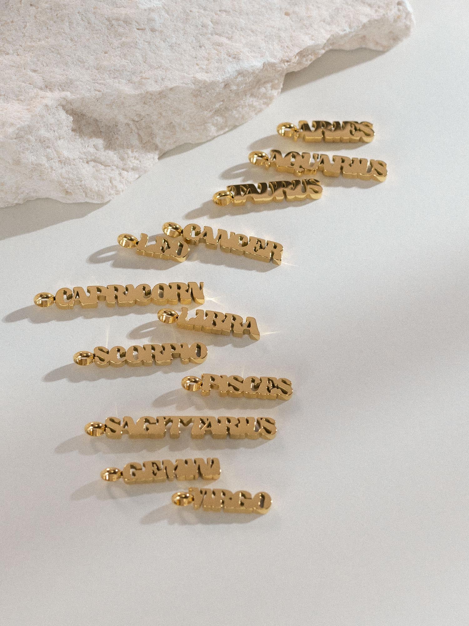 Charm a forma di lettera dello Scorpione