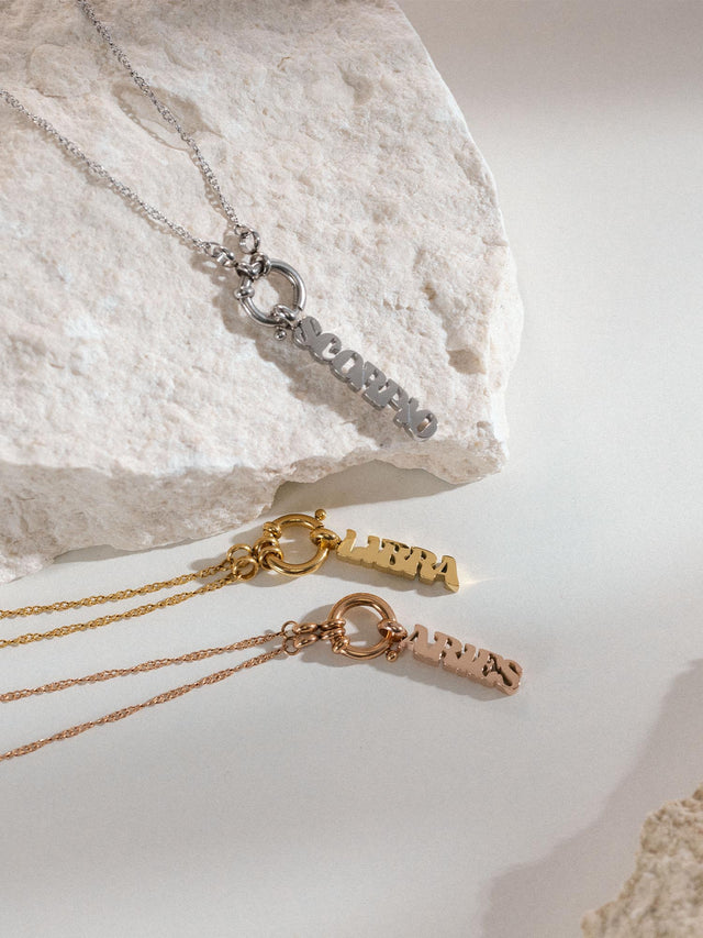 Charm a forma di lettera dello Scorpione