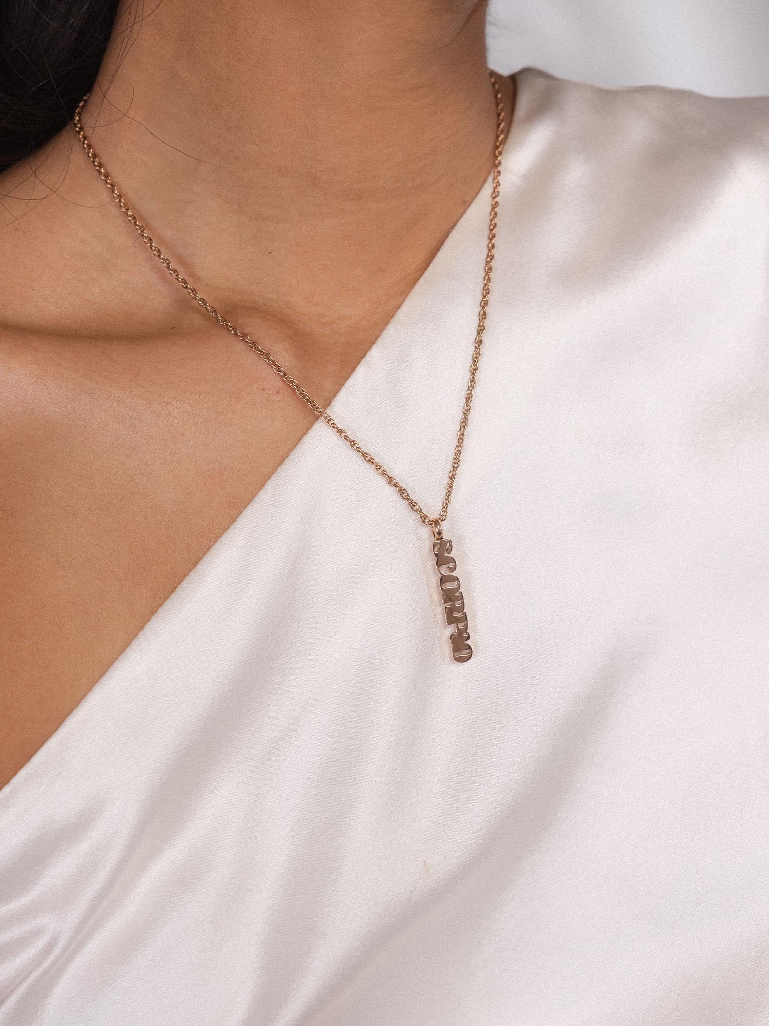 Charm a forma di lettera dello Scorpione