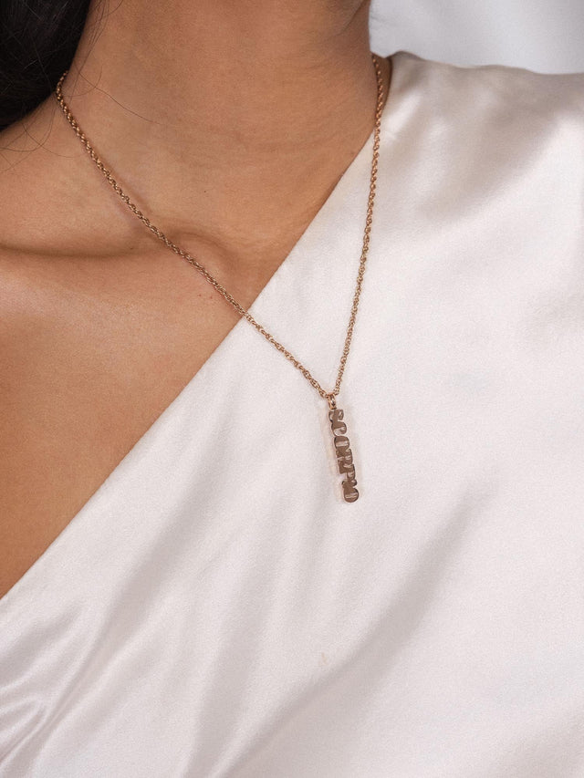 Charm a forma di lettera dello Scorpione