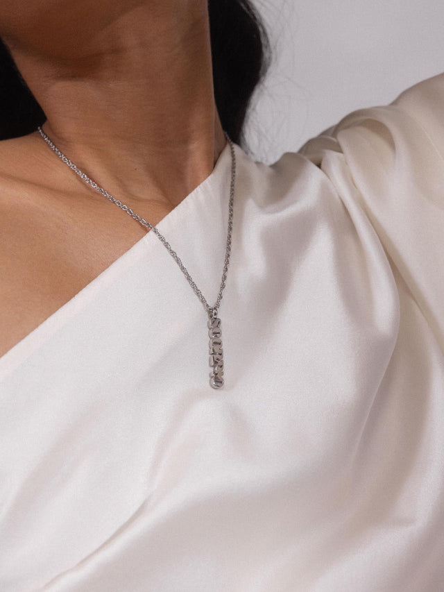 Charm a forma di lettera dello Scorpione