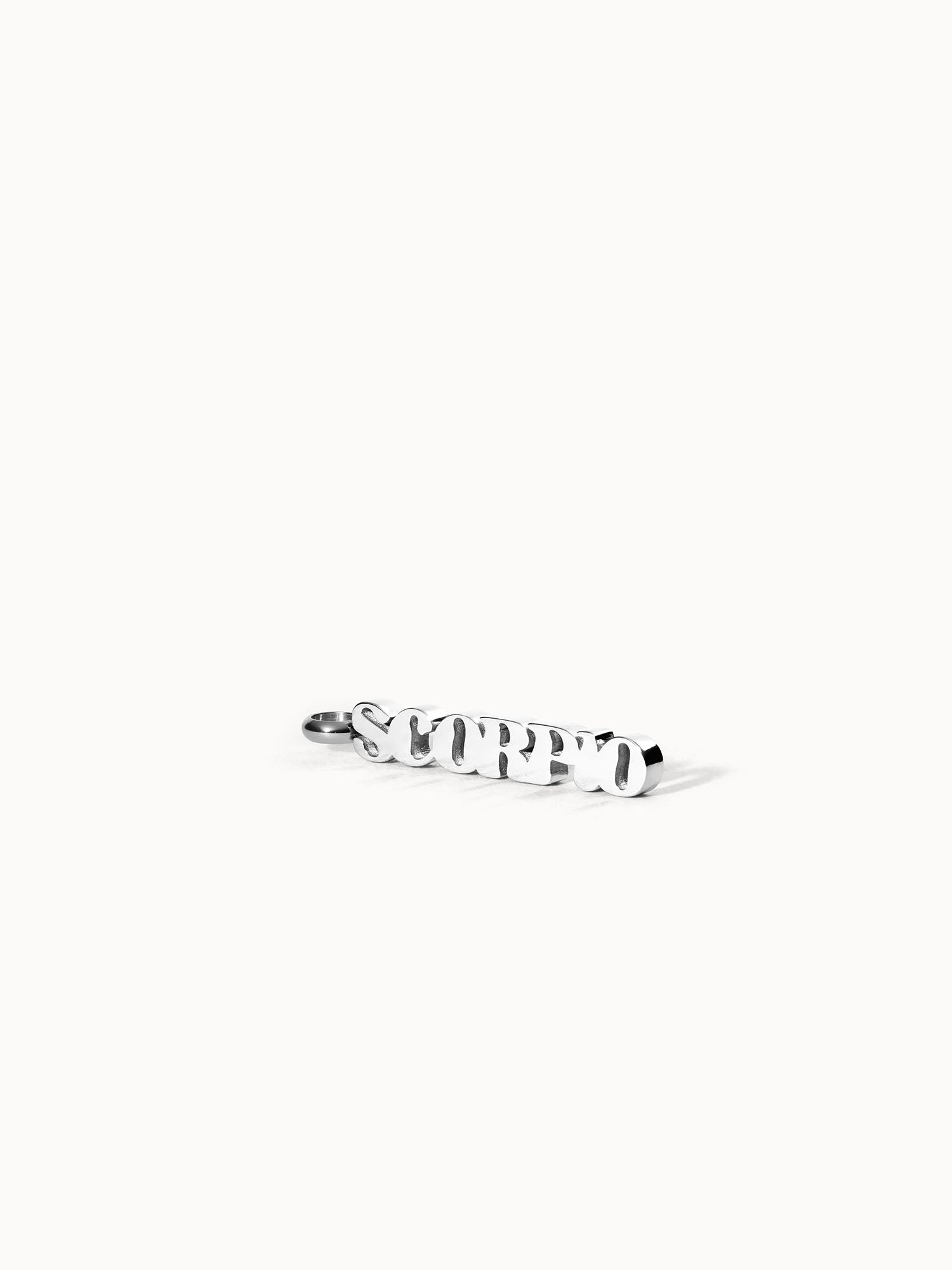 Charm a forma di lettera dello Scorpione