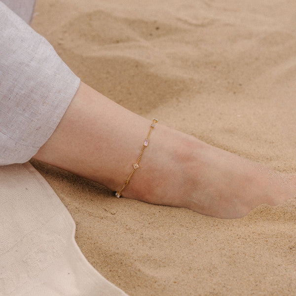 Roségoldenes Armband mit funkelnden Details, getragen im Sand – PURELEI.